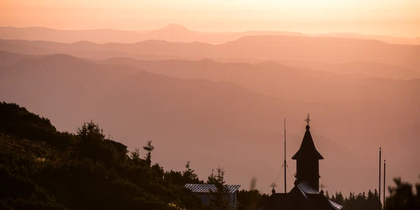 Apus de soare peste manastire FOTO Shutterstock jpeg