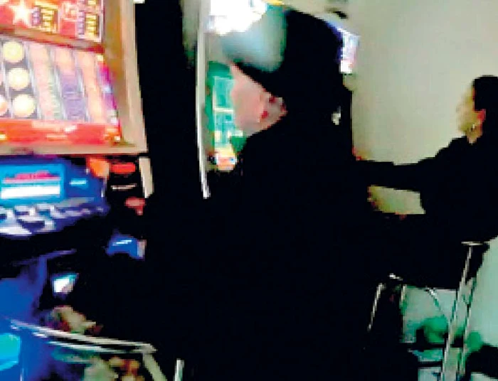 
    Bătrâna a fost filmată  de un jucător  