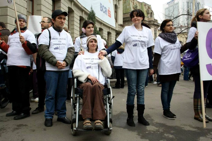 Mai multe persoane au protestat astăzi în mai multe orase. FOTO: Arhivă Faceebok Mădălina Turza