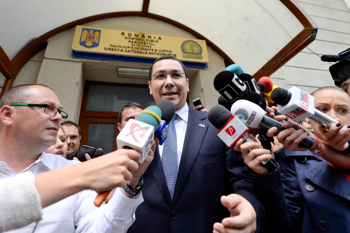 Victor Ponta la ieşirea de la DNA, în ziua în care nimic nu va mai fi la fel în politica din România. Foto Mediafax