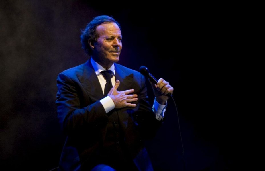 Julio Iglesias, cel mai de succes artist latin al tuturor timpurilor. Cum a ajuns muzica sa metodă de tortură în Chile