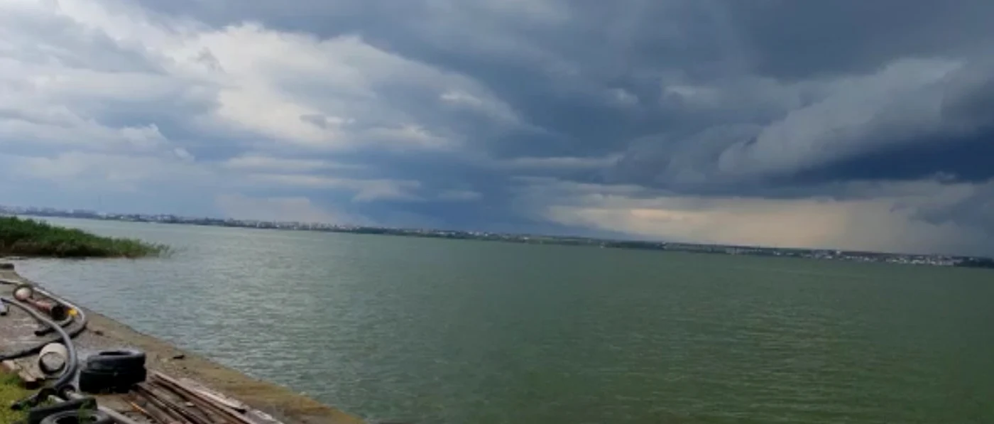 
    Judeţul Constanţa se află de sub avertizare cod portocaliu de vreme rea.Foto: captură video news.ro  