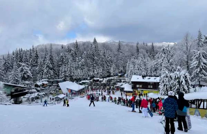 Timpul de aşteptare la telescaun a fost de 15 - 20 de minute FOTO Larisa Matei