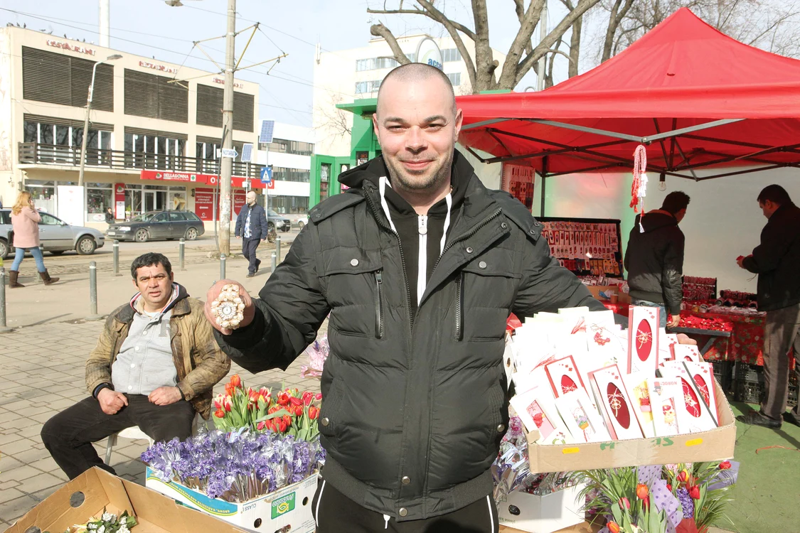 "Am mărţişoare pentru toate gusturile şi toate buzunarele", spune Marian, comerciantfotografii: Florin Şuler