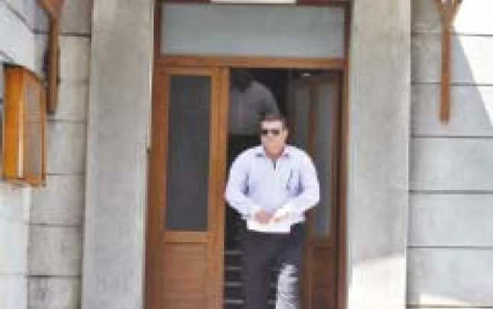 2011. Cristian Poteraş, la ieşirea din sediul DNA, unde a fost audiat pentru împroprietăriri ilegale p Foto: click