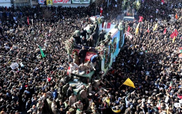 Zeci de oameni au murit intr-o busculada formata la procesiunea de inmormantare a generalului Qassem Soleimani FOTO EPA-EFE