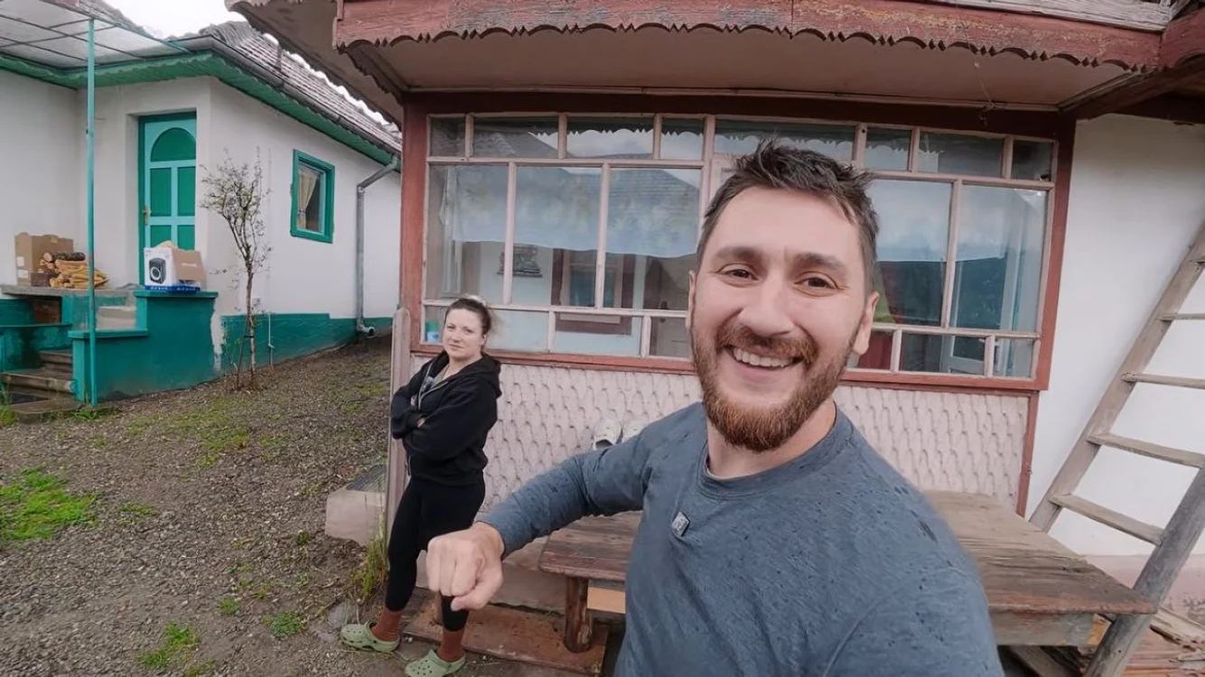 Cristi și Raluca au cumpărat o casă bătrânească cu 30.000 de euro / foto: captură video