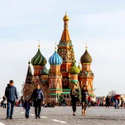 Rusi care se plimba in Piata Rosie din Moscova Rusia FOTO Shutterstock 