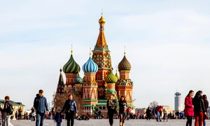 Rusi care se plimba in Piata Rosie din Moscova Rusia FOTO Shutterstock 