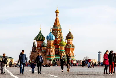 Rusi care se plimba in Piata Rosie din Moscova Rusia FOTO Shutterstock 