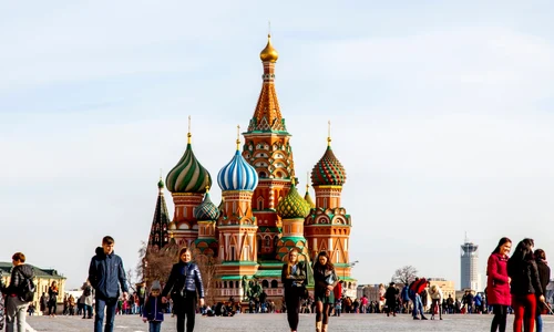 Rusi care se plimba in Piata Rosie din Moscova Rusia FOTO Shutterstock 