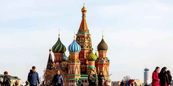 Rusi care se plimba in Piata Rosie din Moscova Rusia FOTO Shutterstock 
