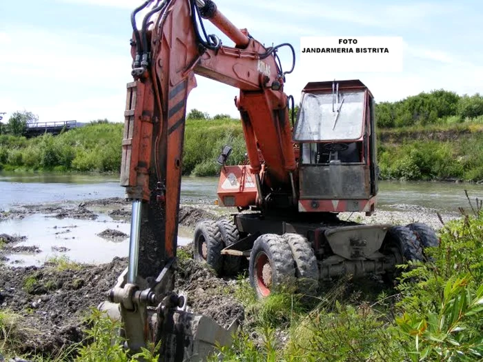 Doi bărbaţi au fost surprinşi în timp ce excavau ilegal FOTO: Jandarmeria Bistriţa
