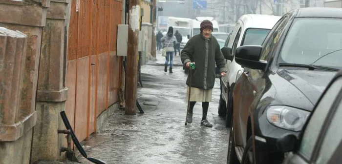 Curăţarea trotuarelor de gheaţă  revine persoanelor fizice ori juridice FOTO Dorin Constanda