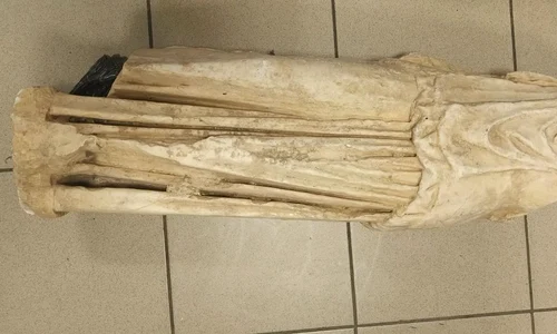 Statuie antică descoperită lângă coșuri de gunoi de pe o stradă din regiunea Salonicului (© astynomia.gr)