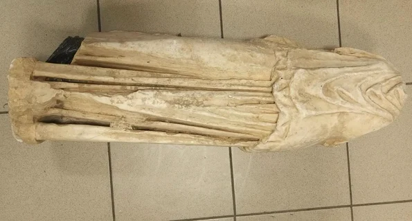 Statuie antică descoperită lângă coșuri de gunoi de pe o stradă din regiunea Salonicului (© astynomia.gr)