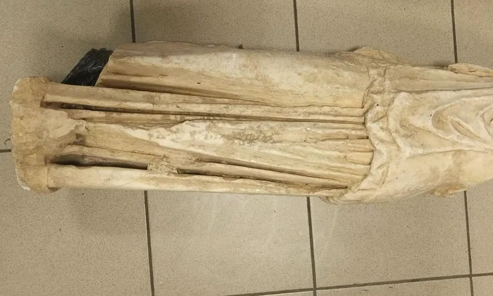Statuie antică descoperită lângă coșuri de gunoi de pe o stradă din regiunea Salonicului (© astynomia.gr)