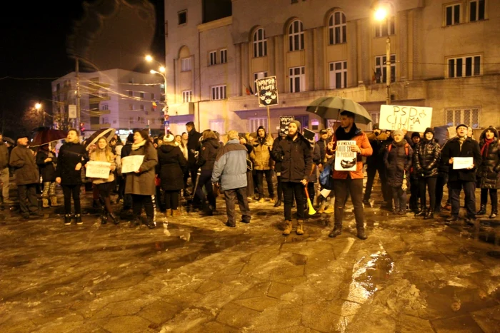 Protestatarii nu s-au dat bătuţi, în ciuda ploii - foto: Adrian Caraba