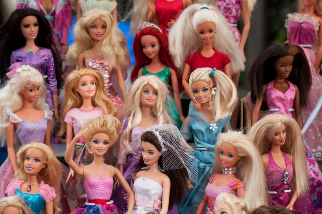 Mai multe păpuși Barbie