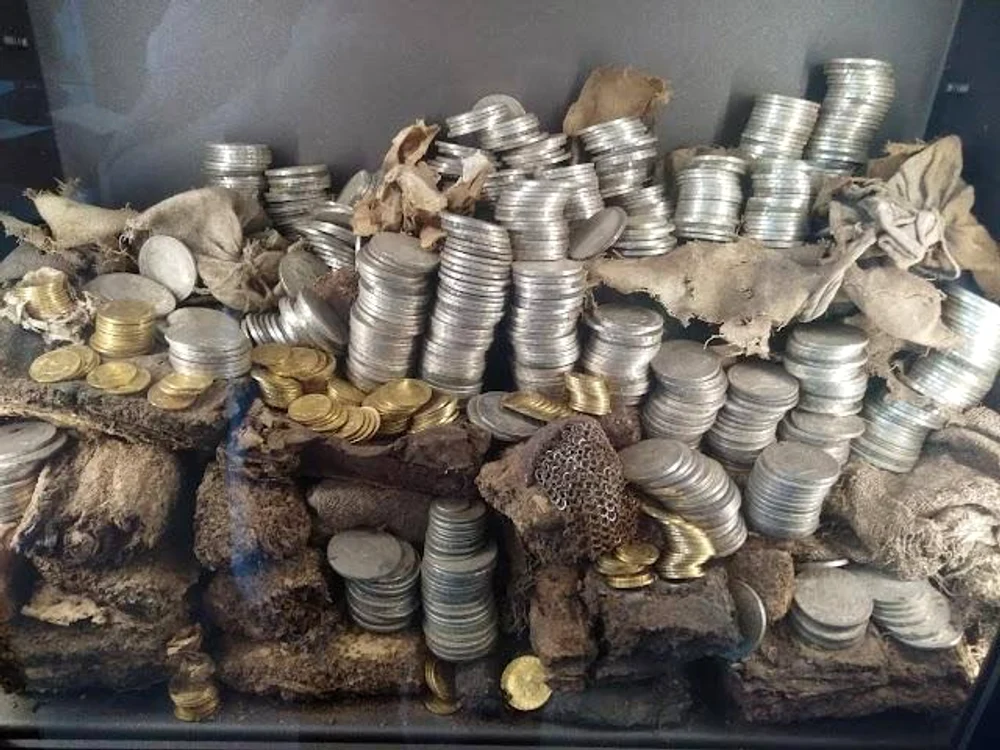 Monede de aur și argint de la muzeu/ FOTO:X
