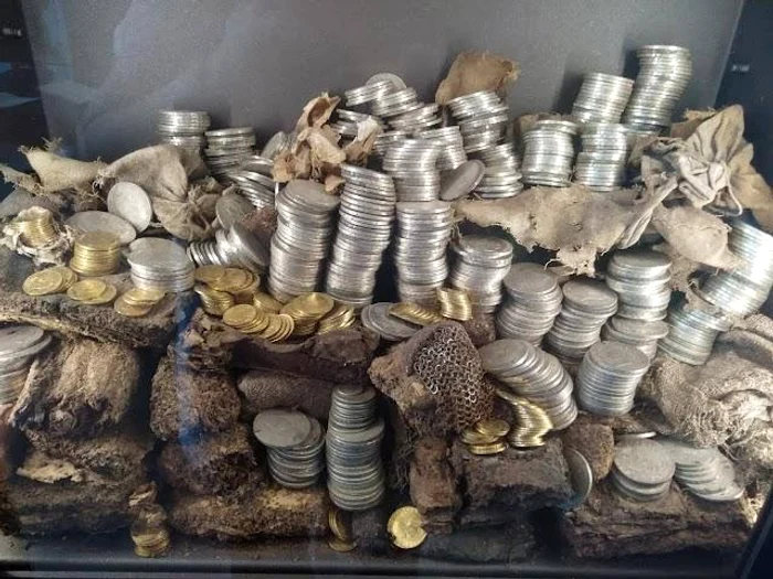 Monede de aur și argint de la muzeu/ FOTO:X