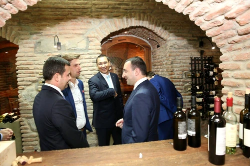 Înainte de Supercupa Europei, Victor Ponta a mers la o degustare de vinuri cu premierul georgian Irakli Garibashvili