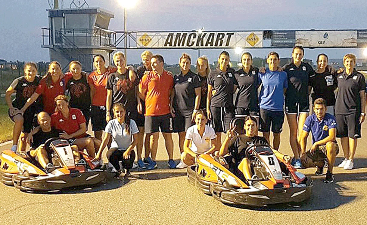 
    Handbalistele s-au întrecut în curse de kart înaintea plecării spre Rio de Janeiro  