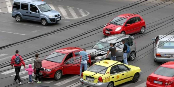 În accidentul de la Delfinariu a fost rănit şoferul Skodei roşii, care circula regulamentar