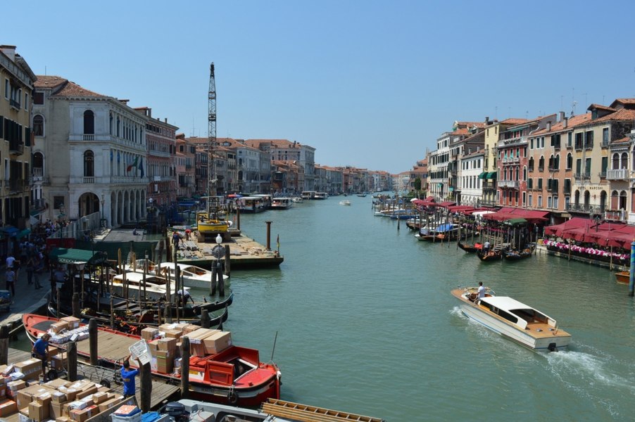 Apa din Canal Grande din Veneţia a devenit verde într-un mod misterios. Autoritățile investighează incidentul VIDEO