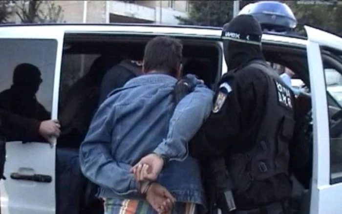 Tânărul prins în flagrant în timp ce vindea droguri a fost reținut. FOTO Arhivă Adevărul