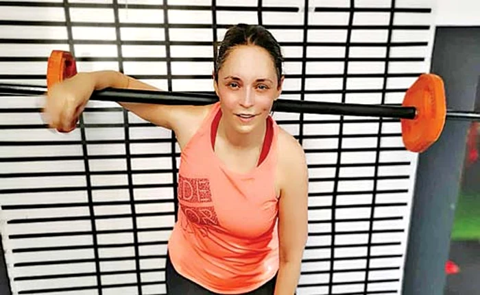 
    Andreea se  mândrește  cu pozele  de la sală  