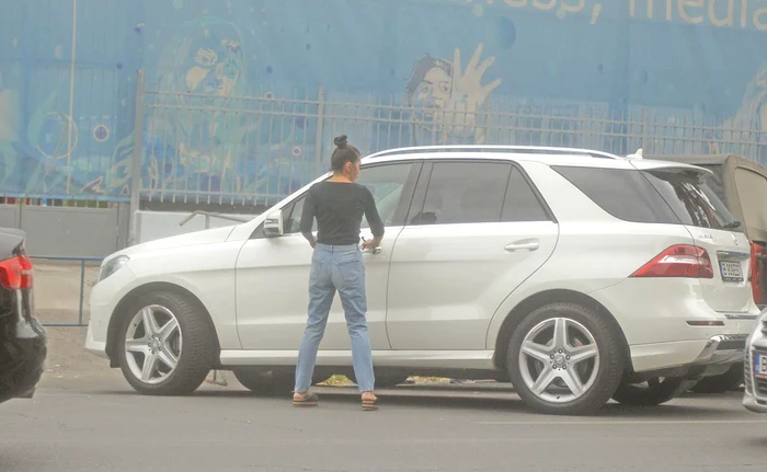 Fiica fostului preşedinte se urcă în bolidul ei şi porneşte spre casă la cei mici