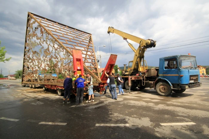 Piramida din Hunedoara a fost luată din sensul giratoriu. FOTO: Daniel Guţă. ADEVĂRUL.