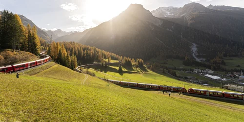 Cel mai lung tren de pasageri de 1,91 kilometri, în Berguen, Elveția, 29 octombrie 2022  FOTO EPA EFE