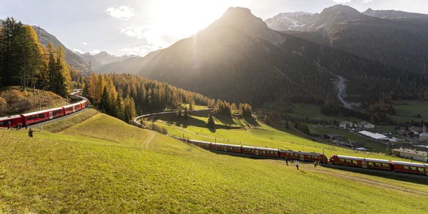 Cel mai lung tren de pasageri de 1,91 kilometri, în Berguen, Elveția, 29 octombrie 2022  FOTO EPA EFE