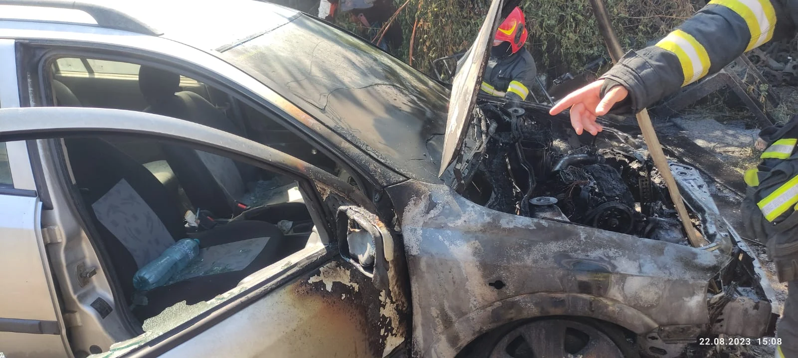 Doi oameni au murit carbonizați în urma unui accident produs în Vrancea. Mașina în care se aflau a intrat într-un cap de pod, apoi a luat foc