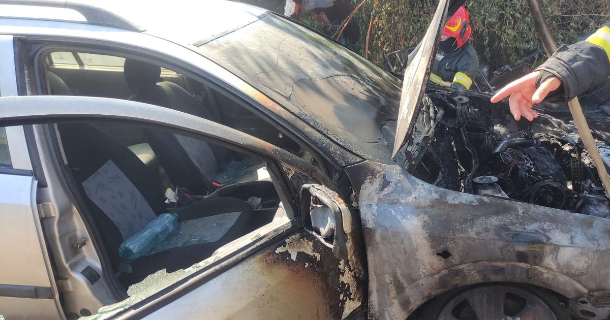 Doi oameni au murit carbonizați în urma unui accident produs în Vrancea. Mașina în care se aflau a intrat într-un cap de pod, apoi a luat foc