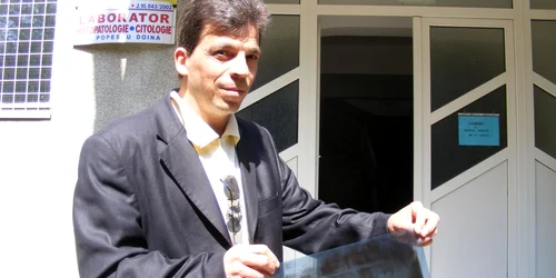 Nicolae Socoleanu cu radiografia dentară care confirmă că va ramane fără dinţi