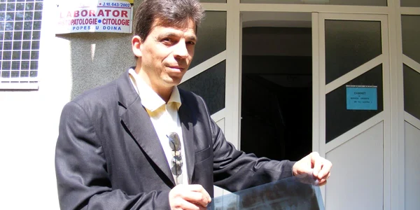 Nicolae Socoleanu cu radiografia dentară care confirmă că va ramane fără dinţi