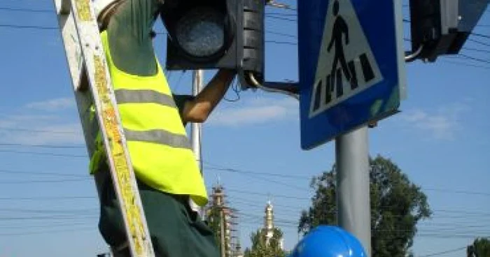 Iaşi: Semafoare noi în intersecţia din Podu Roş (GALERIE FOTO)