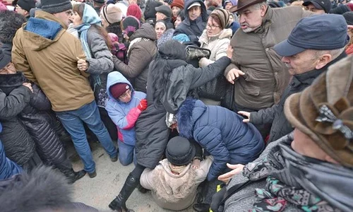 Enoriașii au dus adevărate lupte pentru a ajunge mai repede în interiorul imensei biserici jpeg