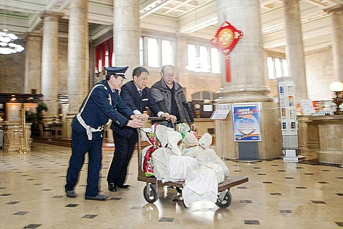 De trei oameni  a fost nevoie să  care banii