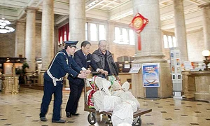 De trei oameni  a fost nevoie să  care banii jpeg
