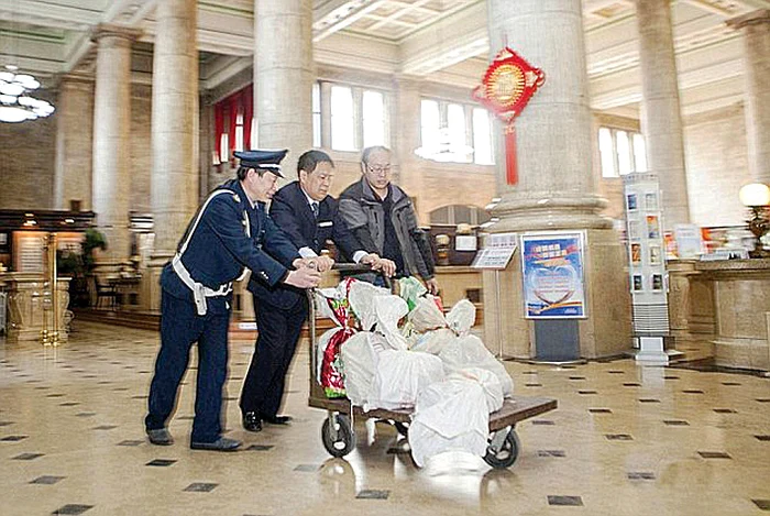 De trei oameni  a fost nevoie să  care banii