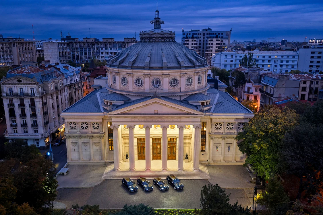 Limuzinele, în fața Ateneului Român. Foto Facebook Bentley București