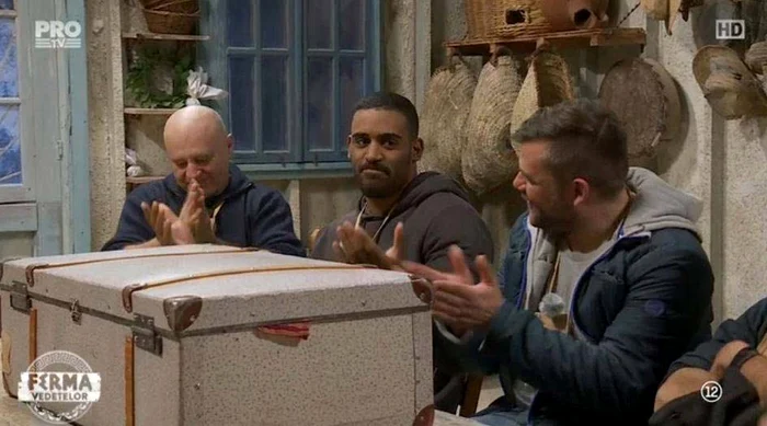 Benny Adegbuyi (mijloc) e fermierul şef