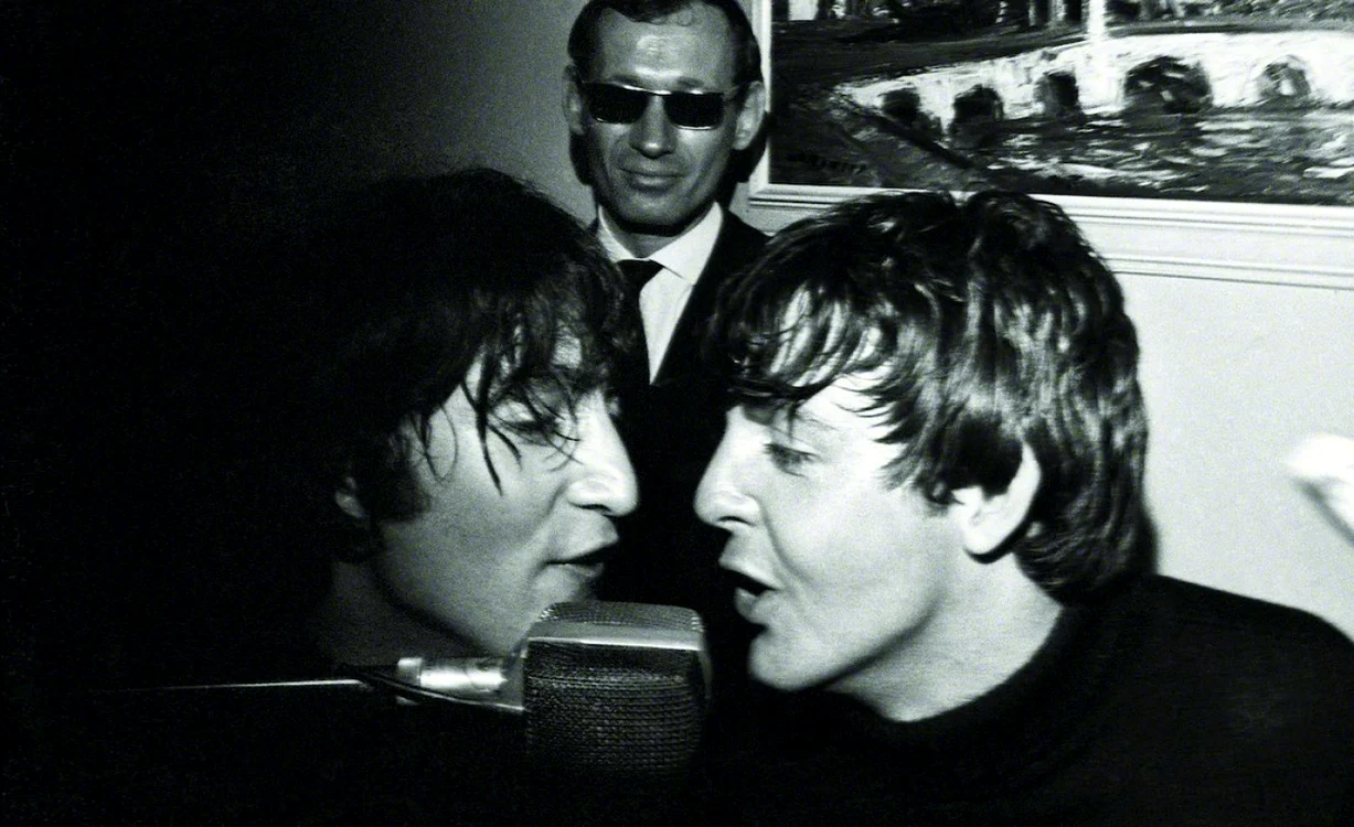 John Lennon (stânga) şi Paul Mc Cartney (dreapta)