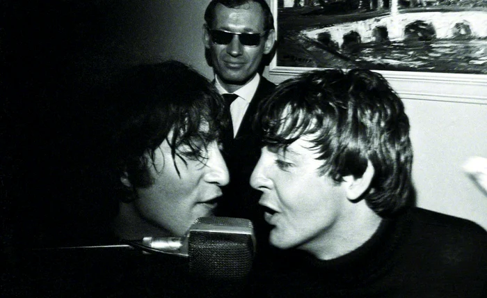 John Lennon (stânga) şi Paul Mc Cartney (dreapta)