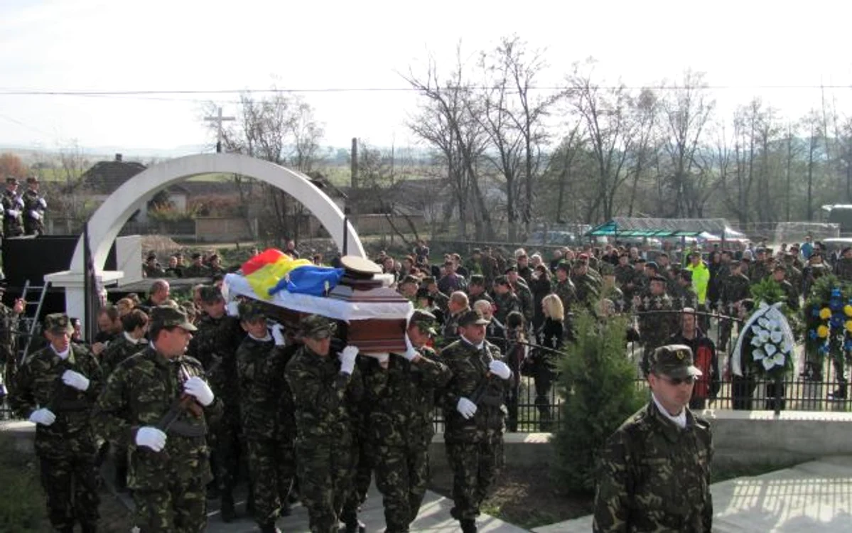 Trupul militarului a fost dus, pentru ultima oară, în biserica satului