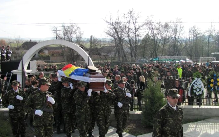 Trupul militarului a fost dus, pentru ultima oară, în biserica satului